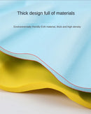 Touca de banho macia e ajustável para bebês, ideal para lavar o cabelo e proteger as orelhas das crianças.