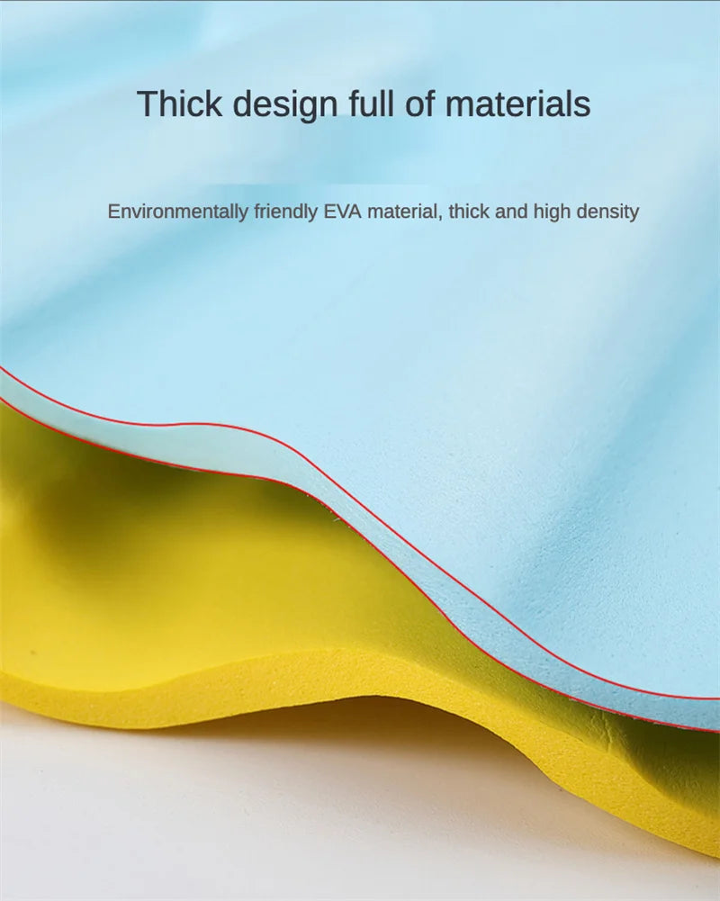 Touca de banho macia e ajustável para bebês, ideal para lavar o cabelo e proteger as orelhas das crianças.