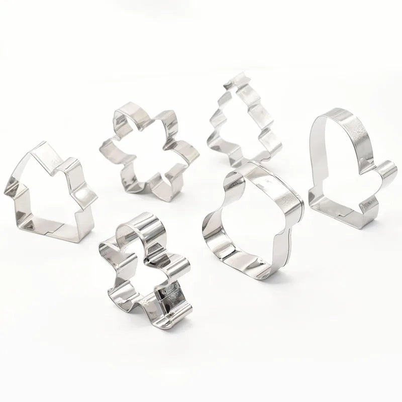 5 PEÇAS de cortadores de biscoitos em formato natalinos.