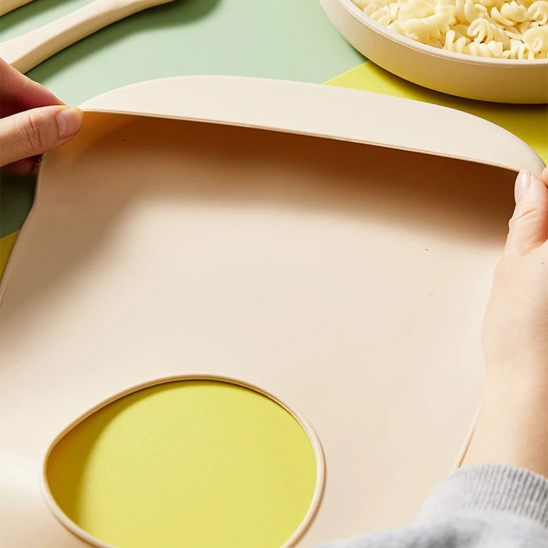 Babador ajustável e impermeável para bebês, feito de silicone macio e comestível para recém-nascidos.