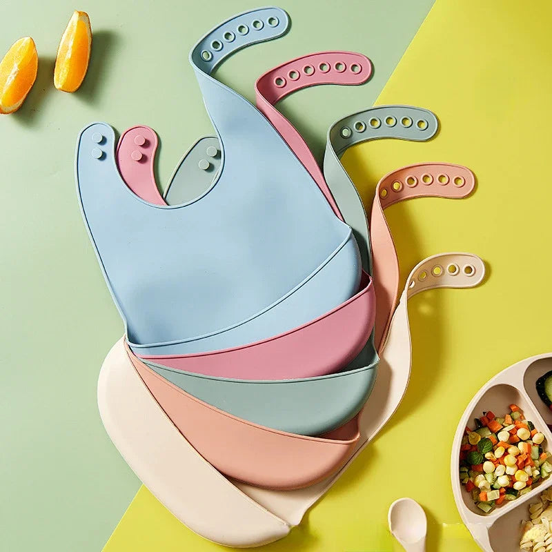 Babador ajustável e impermeável para bebês, feito de silicone macio e comestível para recém-nascidos.