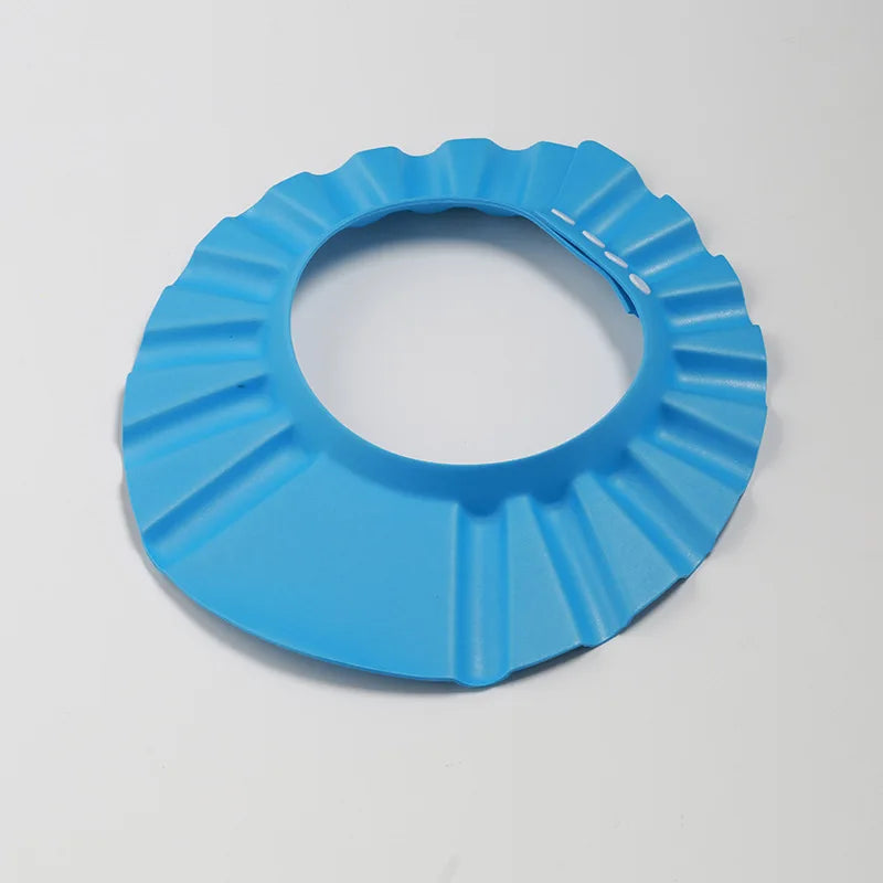 Touca de banho macia e ajustável para bebês, ideal para lavar o cabelo e proteger as orelhas das crianças.